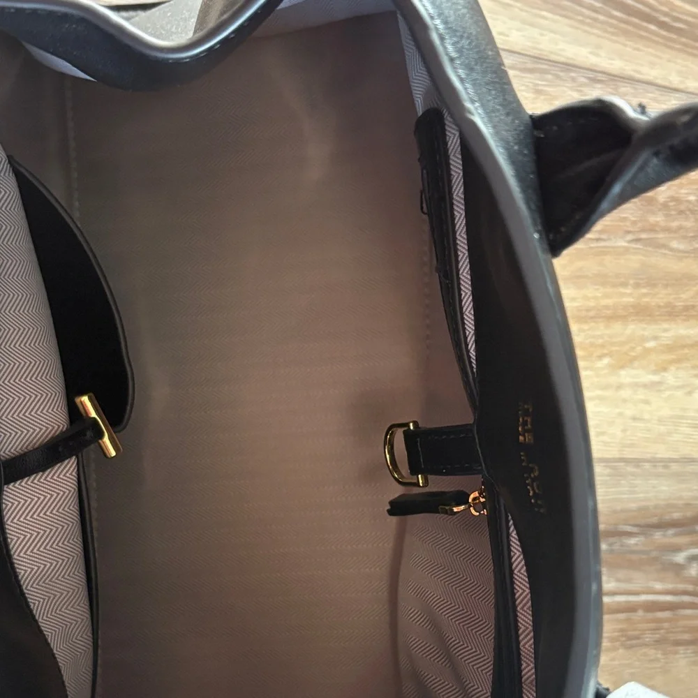 Sophisticated Black Leather Satchel - Picture 2 of 4